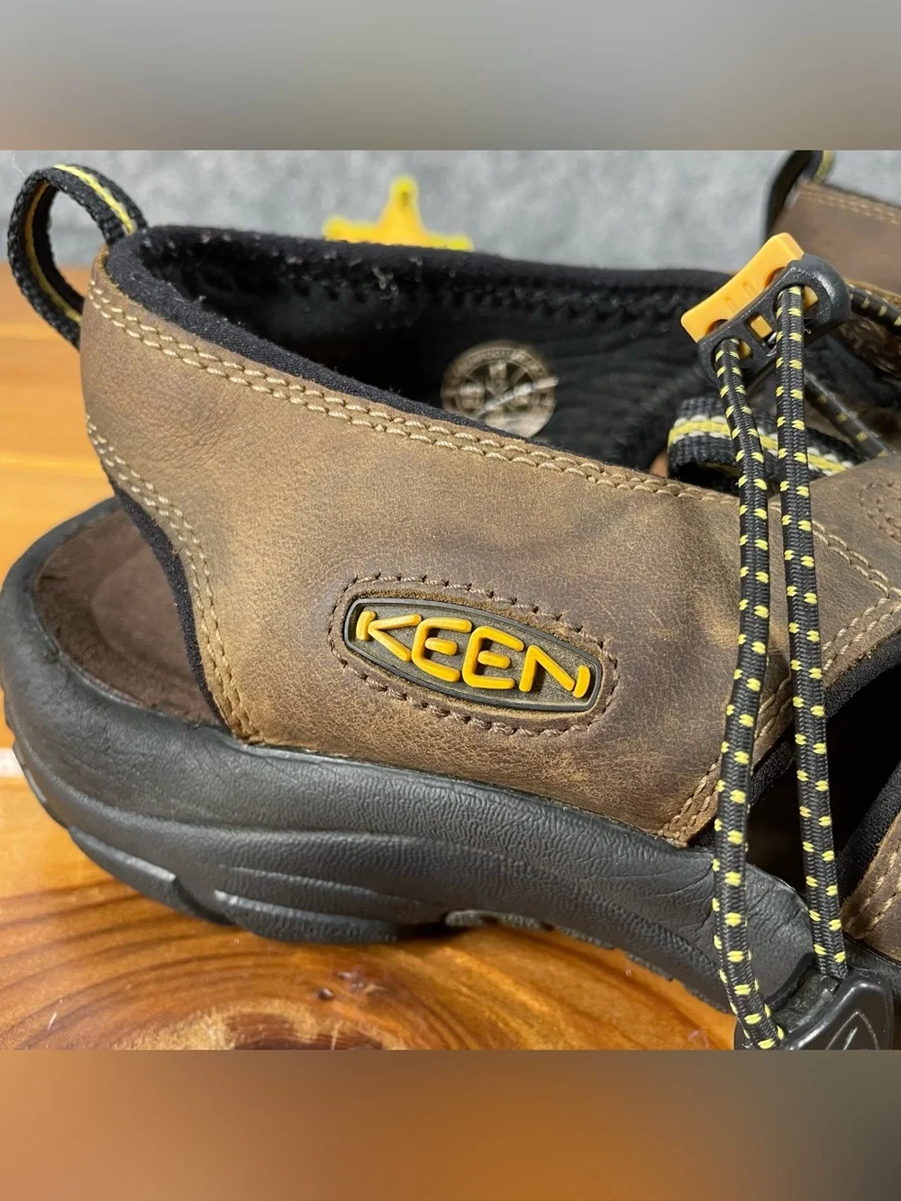 KEEN Newport Mens Size 11 Brown Waterproof Leather Hiking Sandals Shoes 1001870